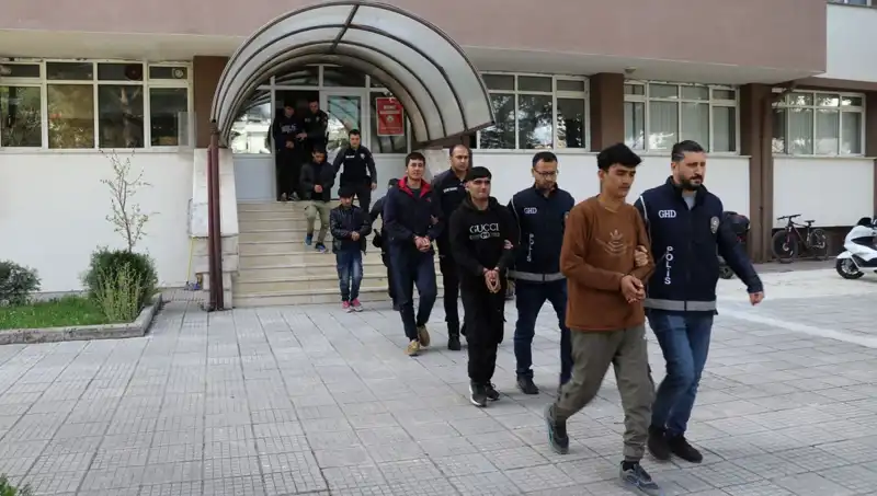 Düzensiz Göçmenlerin Yakalanması: İki İlde 21 Kişi Gözaltına Alındı