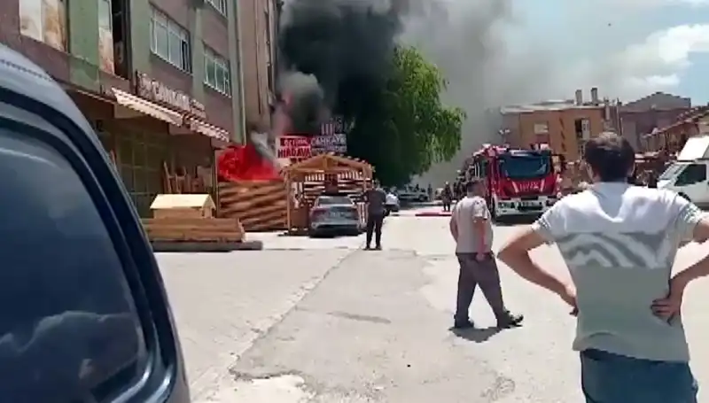 Ankara'da Yangın İhbarı! İş Yerleri Alev Alev Yandı
