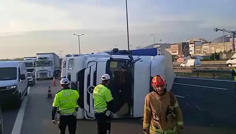 Pendik TEM Otoyolu'nda TIR Devrildi: Trafik Durma Noktasına Geldi