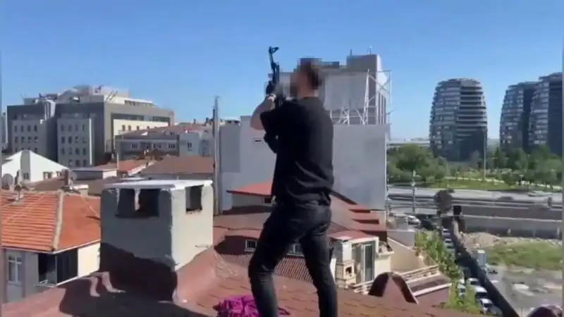 İstanbul'da Şoke Eden Olay: Çatıdan Bacaya Kaçış ve Silah Operasyonu!