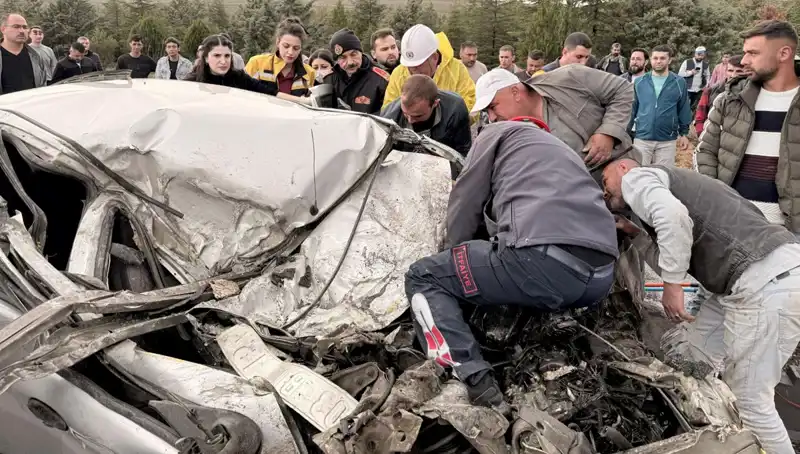 TIR ile Çarpışan Küçük Araç: Feci Kaza ve İnanılmaz Hızla Yeniden Doğan Hayatlar