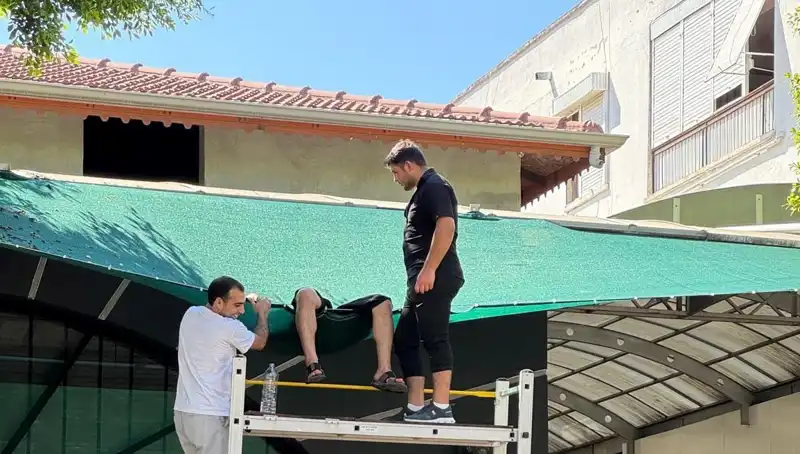 Dikkatsizlik Sonucu Korkutucu Balkon Kazası: Düşme Anı Kamerada