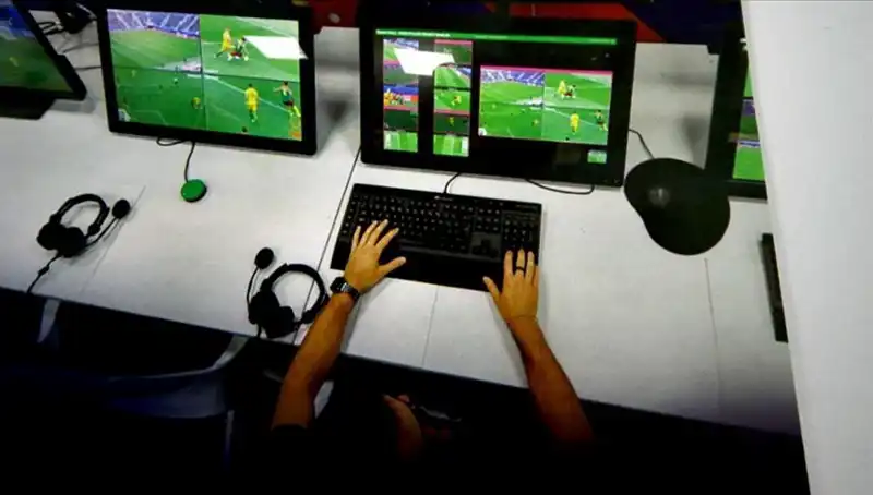 İtalya Futbolunda Yeni Dönem: VAR Pozisyonları Artık Ekranda!