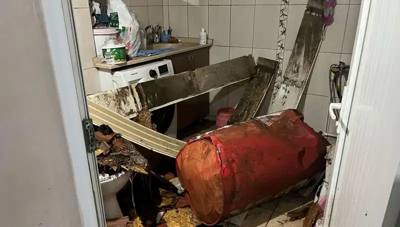Ege Bölgesi'nde Beklenmedik Fırtına: Ağaçlar Devrildi, Cadde ve Sokaklar Beyaza Büründü