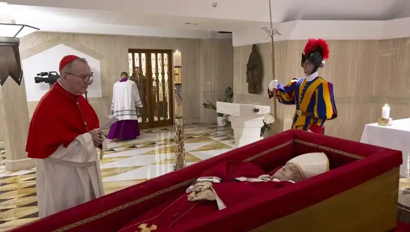 Papa'nın Tabutundaki Gizemli Fotoğraflar: Duygusal Bir Veda