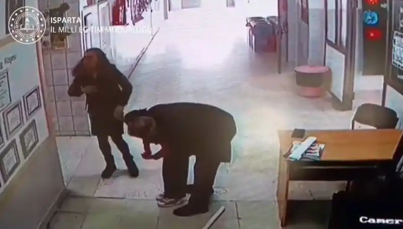 İlkokul Öğretmeninin Kahramanliği: Heimlich Manevrası ile Yaşam Kurtaran An!