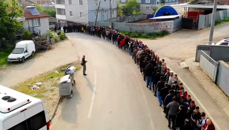 Bursa'da Bayramlaşma Geleneği Sürüyor: 1 Kilometre Kuyruk Oluştu!