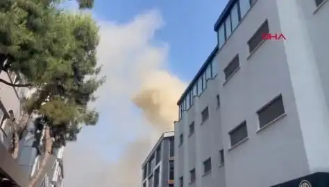 İstanbul'da 4 Katlı İş Merkezinde Yangın: Acil Durum Müdahaleleri Devam Ediyor