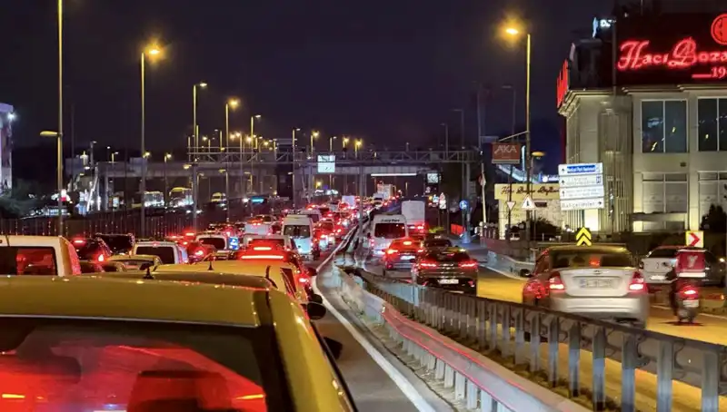 Yenibosna Metrobüs Yaya Üst Geçidindeki Büyük Yenileme Çalışmaları Başladı
