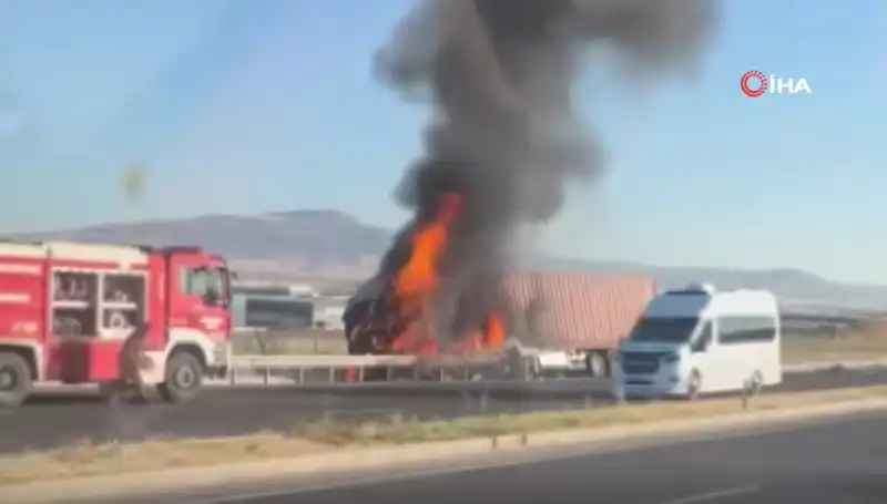 Ankara'da Kaza Yapan TIR, Alev Alev Yandı: O Anlar Kameralara Yansıdı