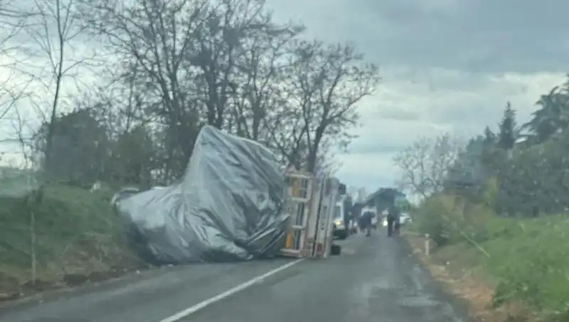 Tekirdağ'da Saman Yüklü TIR Devrildi: Kazanın Detayları ve Yaralı Durumu