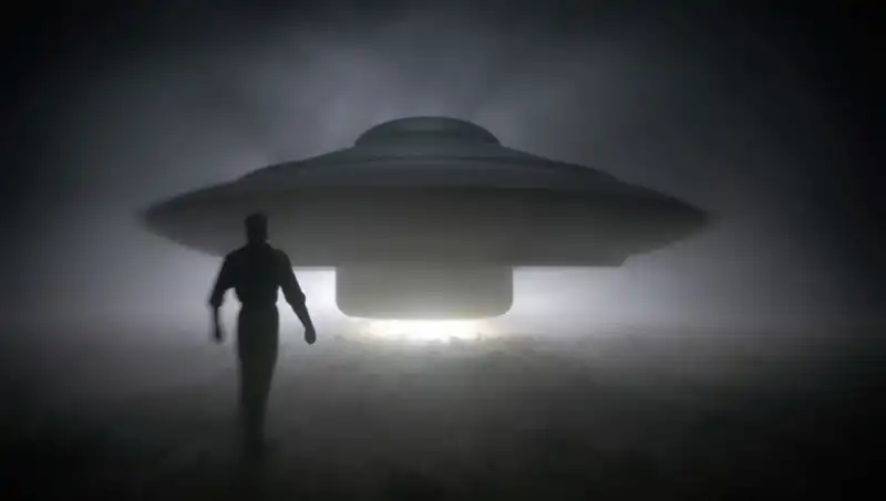 UFO Uzmanı Çarpıcı İddia: Uzaylılar Masum İnsanları Hedef Alıyor!