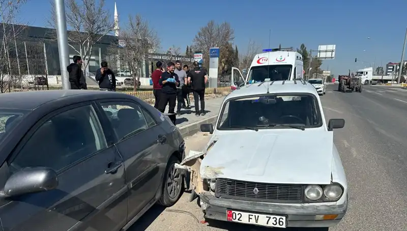 Park Halindeki Araca Çarpan Otomobil Kazası: 1 Yarıyla Sonuçlandı