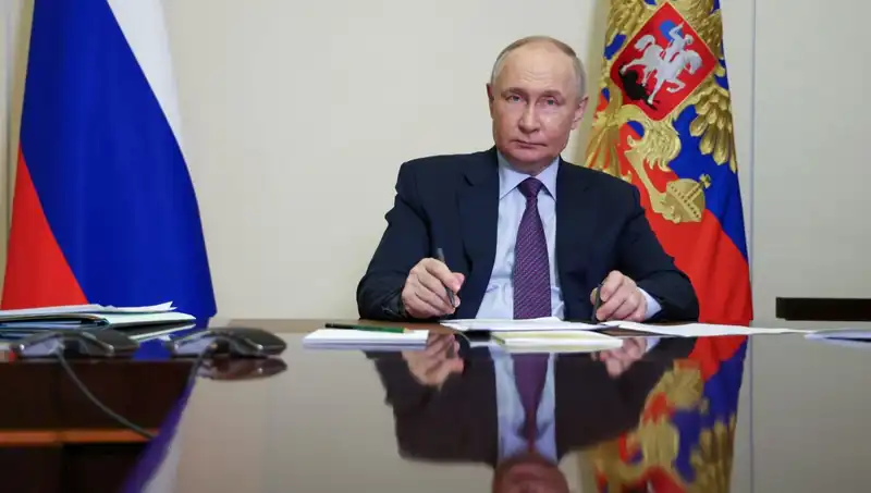 Putin, Esad'ı Suriye'den Kolayca Vermeyeceğini Açıkladı