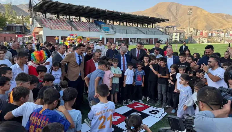 Hakkari’de Büyüleyici Bir Anadolu Şenliği Coşkuyla Başladı