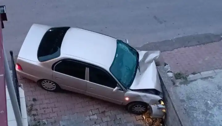 Kontrolsüzlüklere Doymayan Araç, Duvara Çarparak Korku Dolu Anlar Yaşattı