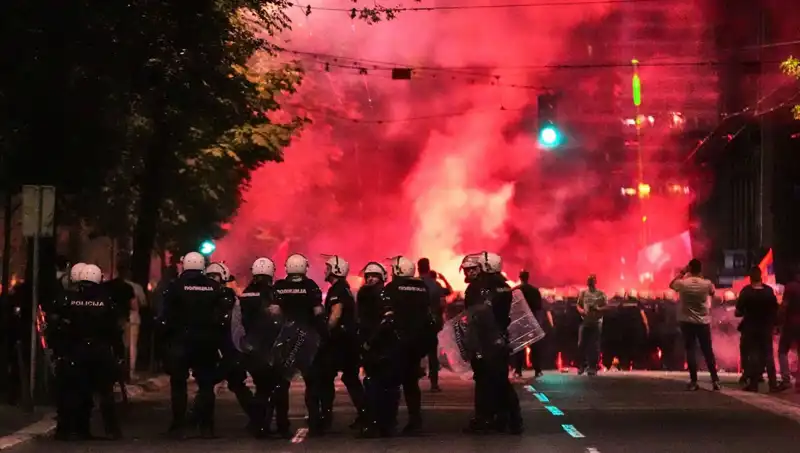 Sırbistan’da Erken Seçim Protestoları: On Binler Sokağa Döküldü, Gözaltılar Yaşandı