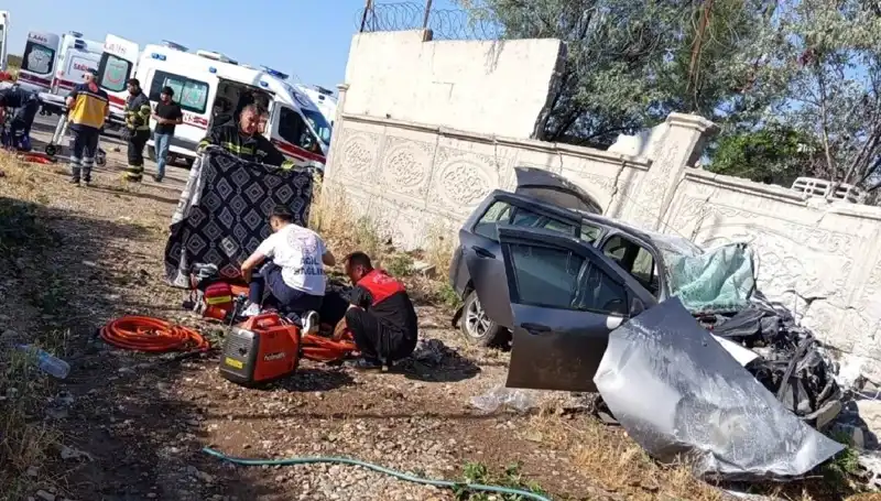 Lastiği Patlayan Araç İstinat Duvarına Çarptı: Faciada 1 Ölü, 6 Yaralı