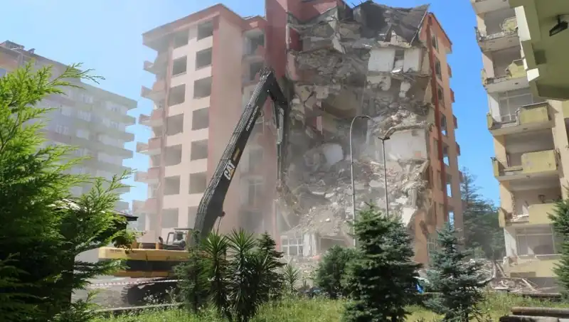 Şok Eden Gelişme: Dalgaların Neden Olduğu Yıkım, İki Bina ile Başladı!