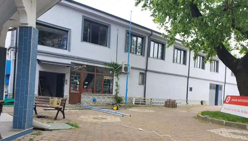 Tabela Asmayı Düşünürken 3 Metreden Düşen İşçi Hayatını Kaybetti