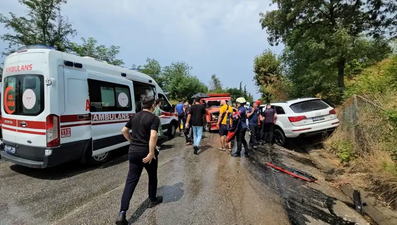 Sakarya'da Kamyonet ve Cip Çarpıştı: 4 Çocukla 5 Yaralı