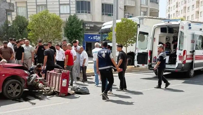 Mardin’de Korkutan Trafik Kazası: İki Kişi Yaralandı, Araçta Büyük Hasar