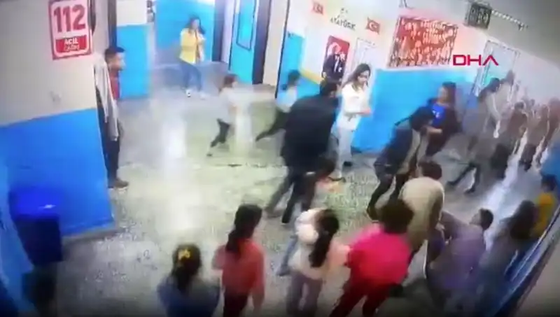 Okulda Şok Anlar: Öğrenci Bayıldı, Müdür Yardımcısı Anında Müdahale Etti