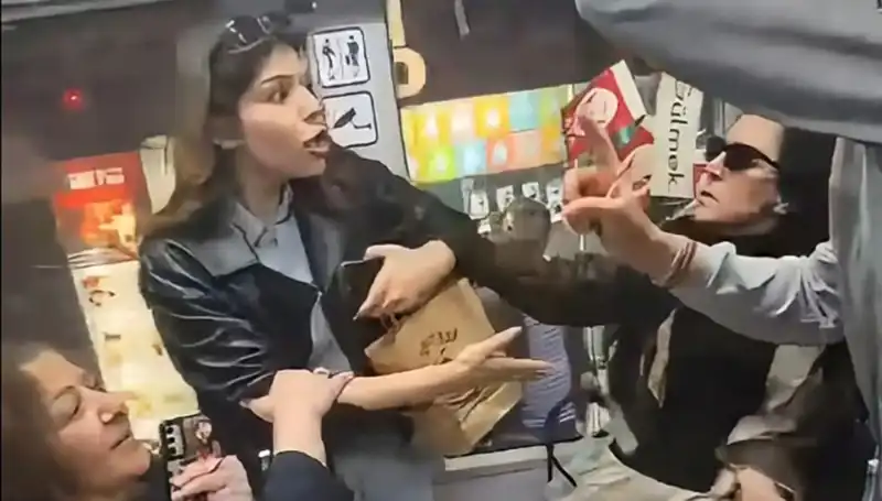 Tramvayda Kadınlar Arasında Tekmeli Kavga: O Anlar Sosyal Medyada Gündem Oldu!