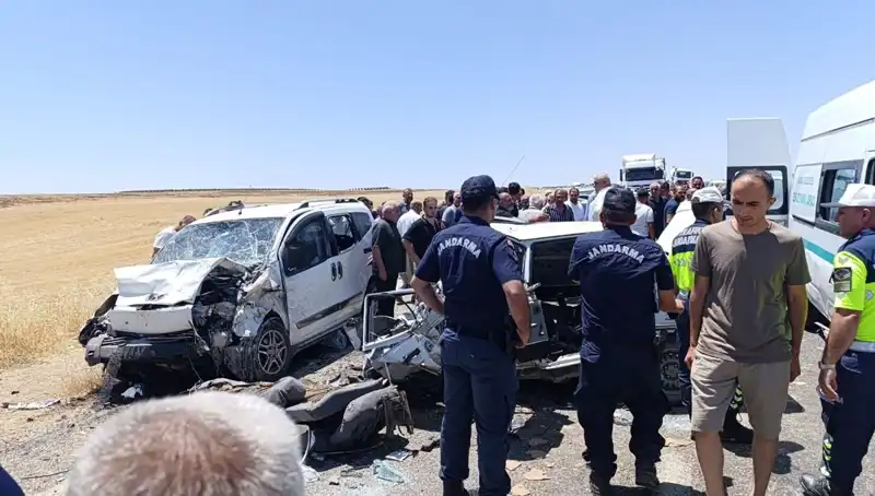 Otomobil ve Hafif Ticari Araç Çarpıştı: 4 Ölüm, 1 Yaralı