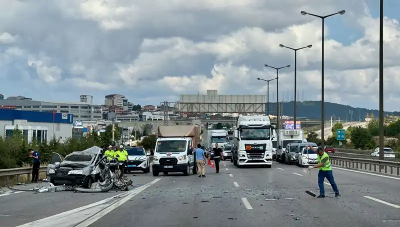 Otoyolda Korkutan Kaza: Üç Kişi Sıkıştı, Trafik Durma Noktasına Geldi!