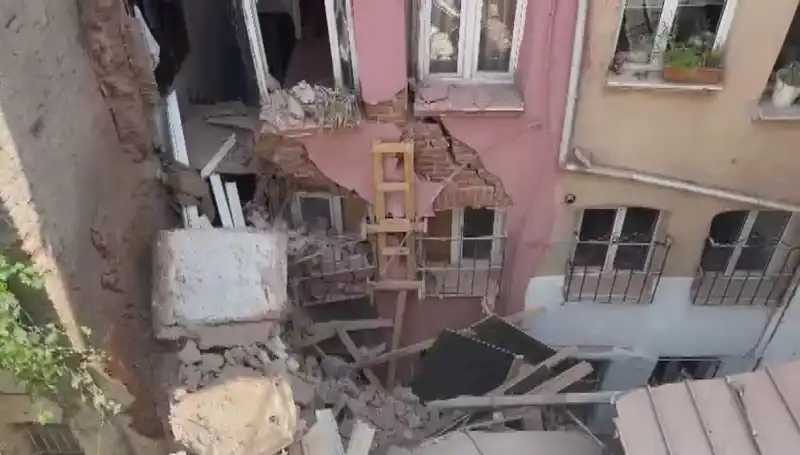 İstanbul'da Üç Katlı Bina Balkonundan Son Dakika Gelişmesi: Çöken Balkon Korku Dolu Anlar Yaşattı
