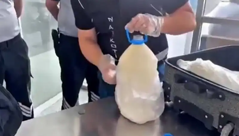 Havalimanında Süt Şişesindeki Şok Kaçakçılık: 12 Kilo 800 Gram Ele Geçirildi