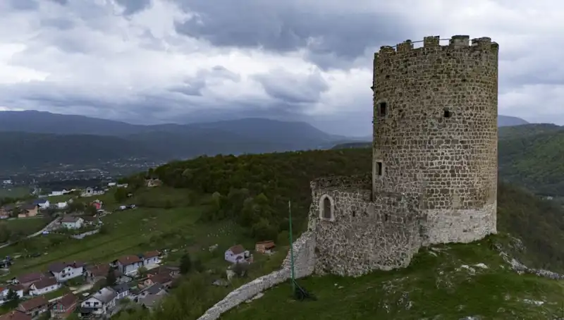 Zamana Direnen Tarih: Bosna Hersek'teki Sokolac Kalesi’nin İhtişamı