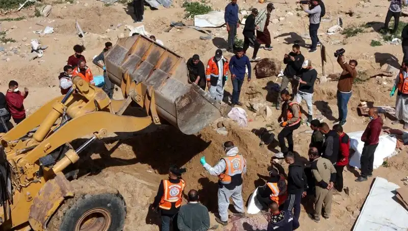 Şifa Hastanesi Avlusunda Gizemli Gömü: 61 Ceset Bulundu!