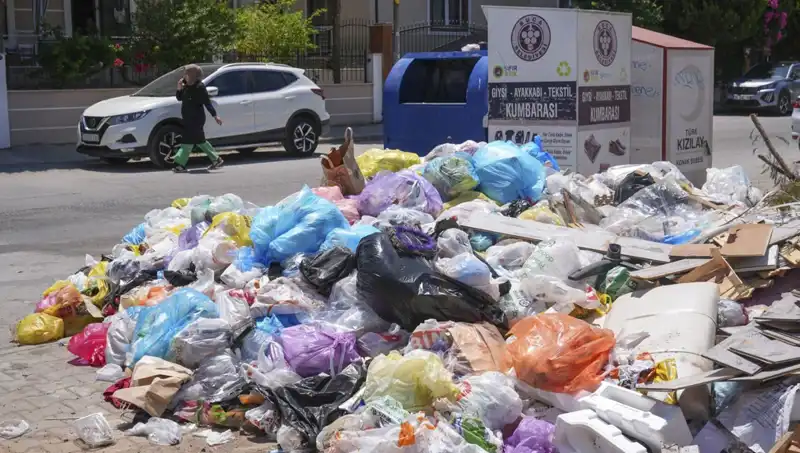 İzmir'de Çöp Yığınları Artıyor: Temizlik Sorunu Ne Zaman Çözülecek?