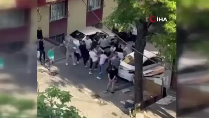 Madde Bağımlısı Genç, Kapılara Zorla Girmeye Çalıştı: Meydan Dayakları Olayı