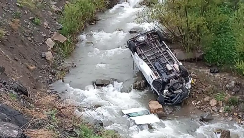 Hakkari'de Minibüs Devrildi: İki Can Hayatını Kaybetti, Üç Yaralı