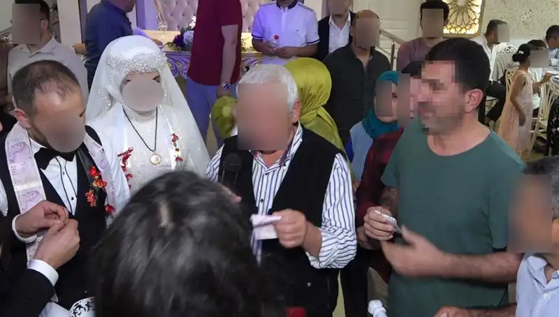 Davetsiz Düğün Davetlisinin Pasta ve Takı Macerası!
