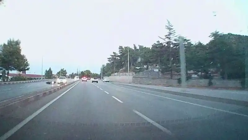 Motosiklet ve Otomobil Çarpışması: Sürücünün Durumu Ciddiyetini Koruyor