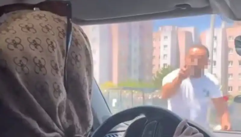 Trafikte Dehşet Anları: Önü Kesilen Araçta Yumruklu Saldırı!