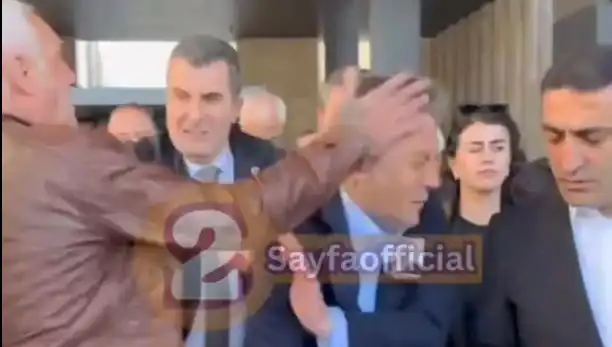 Özgür Özel AKM Çıkışında Saldırıya Uğradı: Siyasi Gerilim Tırmanıyor