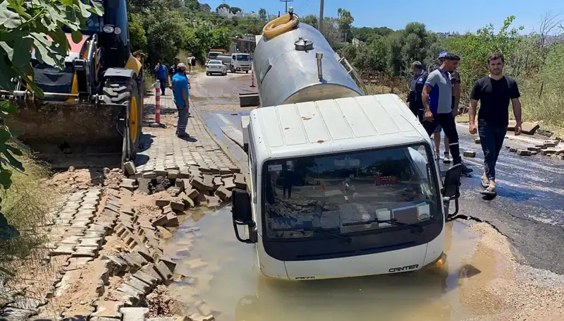 Bodrum’da Su Hattı Patladı, Tanker Çukura Düşerek Maddi Hasara Neden Oldu