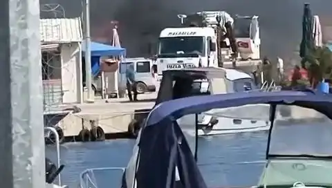 Tuzla'da Balıkçı Barınağında Korkutan Lastik Yangını: Hem Can Hem Mal Tehlikede