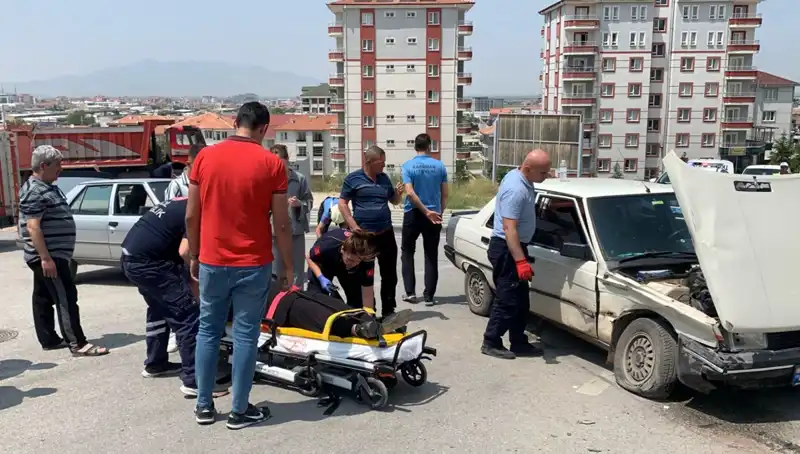 Kavşakta Feci Kaza: İki Yaralı ve Maddi Hasar