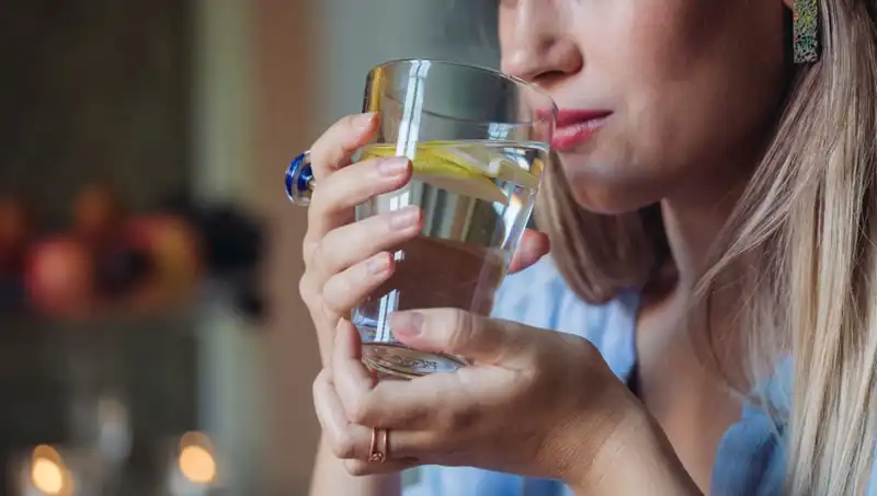 Harvardlı Uzmandan Tartışmalı Soru: Limonlu Su Gerçekten Sağlıklı mı?