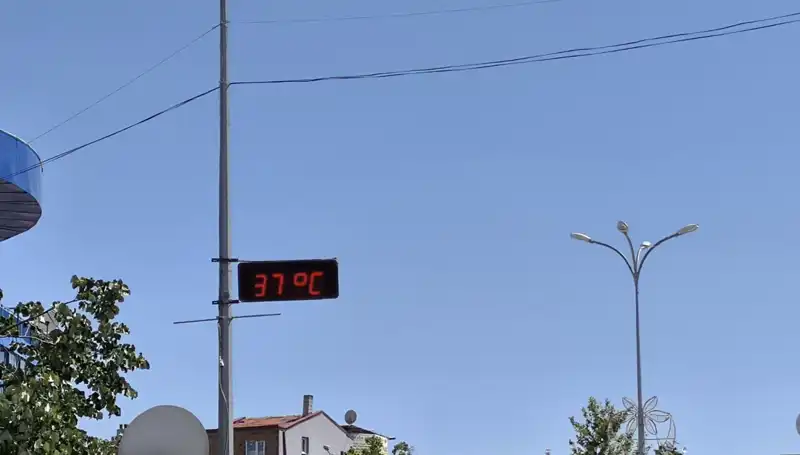 Termometreler Sıcaklık Rekoru Kırdı: Bir İlçede 38 Dereceyi Gördü