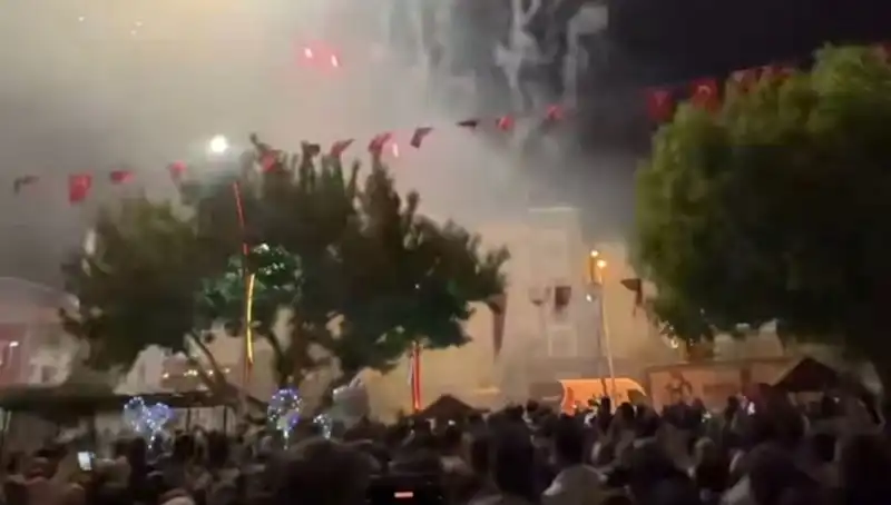 Havai Fişek Gösterisi, Binlerce Kişiyi Hastanelik Etti: Olayın Ayrıntıları