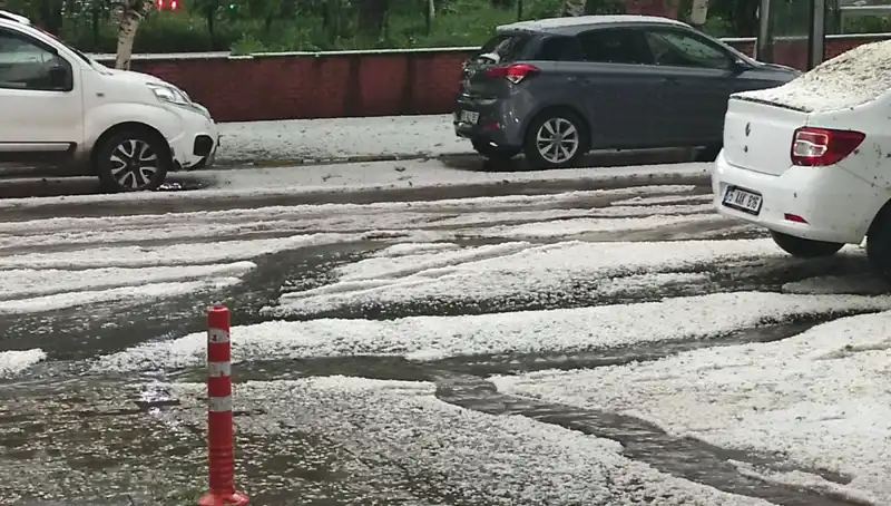 Ardahan'da Dolu Yağışı Şehri Beyaza Bürüdü, Tarımı Etkiledi!