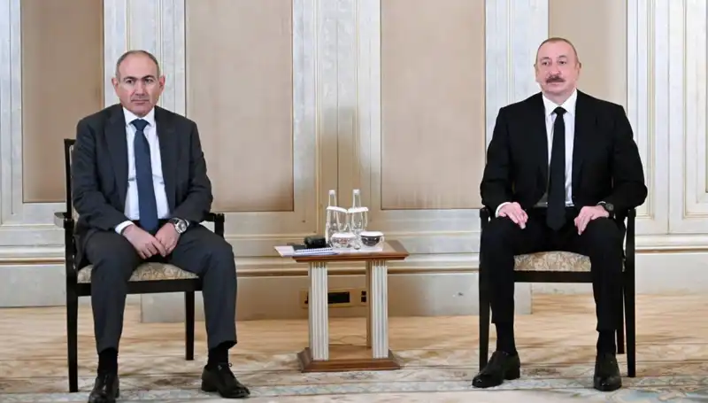 Aliyev ve Paşinyan, Abu Dabi'de Barış Masasına Oturdu: Yeni Dönem mi Başlıyor?