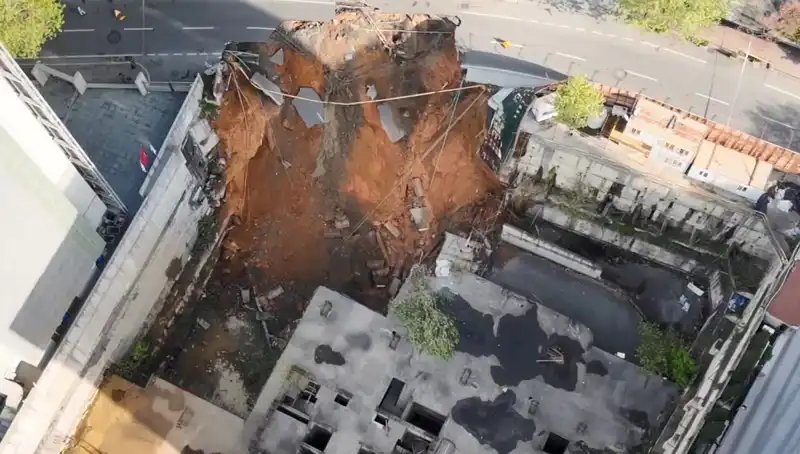 Sarıyer'de Sağanak Yağış Sonrası Yol Çökmesi: Cadde Kapandı!